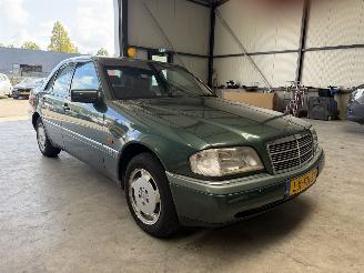 krockskadad bil auto Mercedes C-klasse 200 Sport 1995/9