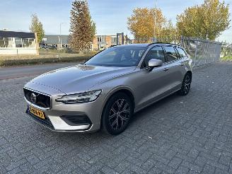 Vaurioauto  passenger cars Volvo V-60 2.0 B3 Essential Edition 2024/1