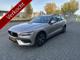 Coche accidentado Volvo V-60 2.0 B3 Essential Edition 2024/1