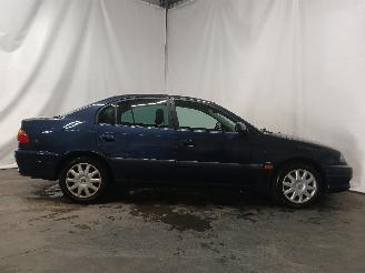 Toyota Avensis Avensis (T22) Sedan 1.8 16V VVT-i (1ZZFE) [95kW]  (10-2000/02-2003) picture 7