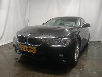 Vaurioauto  passenger cars BMW 3-serie 3 serie (F30) Sedan 320i 2.0 16V (N20-B20D) [135kW]  (03-2012/10-2018)= 2012/6