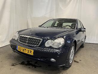Vaurioauto  passenger cars Mercedes C-klasse C (W203) Sedan 2.2 C-200 CDI 16V (OM611.962) [85kW]  (09-2000/06-2003)= 2002/1
