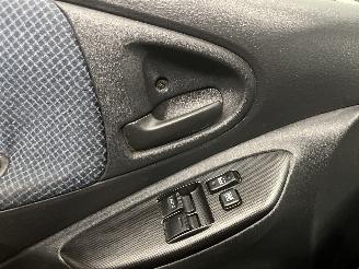 Toyota Yaris Yaris (P1) Hatchback 1.3 16V VVT-i (2SZFE) [64kW]  (04-2002/09-2005) picture 24