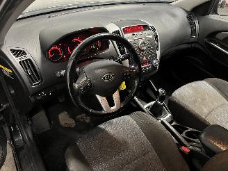 Kia Cee d Cee'd Sporty Wagon (EDF) Combi 1.4 16V (G4FA) [66kW]  (07-2009/12-2012=
) picture 16