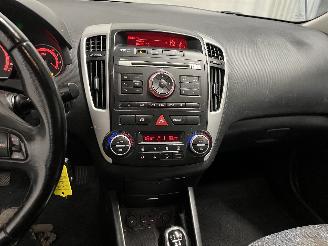 Kia Cee d Cee'd Sporty Wagon (EDF) Combi 1.4 16V (G4FA) [66kW]  (07-2009/12-2012=
) picture 18