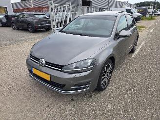 Vaurioauto  passenger cars Volkswagen Golf 1.4 TSI ACT Highline Panoramadak 2013/2