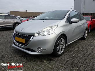 krockskadad bil auto Peugeot 208 1.2 VTI Envy Airco 2013/4