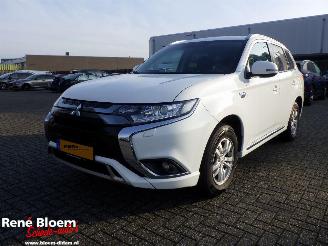 krockskadad bil auto Mitsubishi Outlander 2.4 PHEV Pure  Aut Navi 2020/11