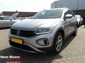 Vaurioauto  passenger cars Volkswagen T-Roc 1.0 TSI Life 75 Edition 2023/5