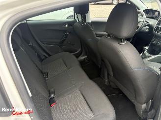 Peugeot 208 1.2 PureTech Signature 5drs picture 9