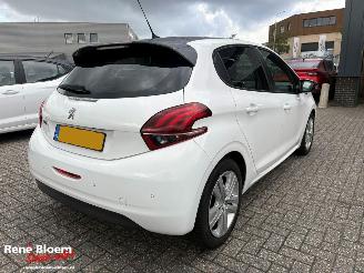 Peugeot 208 1.2 PureTech Signature 5drs picture 4