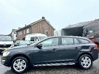 Voiture accidenté Volvo V-60 Cross country 2.0 D3 150pk 6-bak Polar Pl - nap - navi - xenon - half leer + stoelverw - pdc - trekh 2017/8