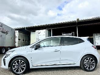 Vaurioauto  passenger cars Renault Clio 1.6 E-Tech Full Hybrid 8-traps aut 145 techno - nap - virtual - keyless - navi - camera - front + line assist - pdc 2024/9