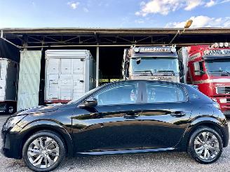 Damaged car Peugeot e-208 EV 50kwh 136pk aut Active Pack - 57dkm nap - line assist - navi - pdc - lmv - stoelverw - airco - cruise - carplay 2022/12