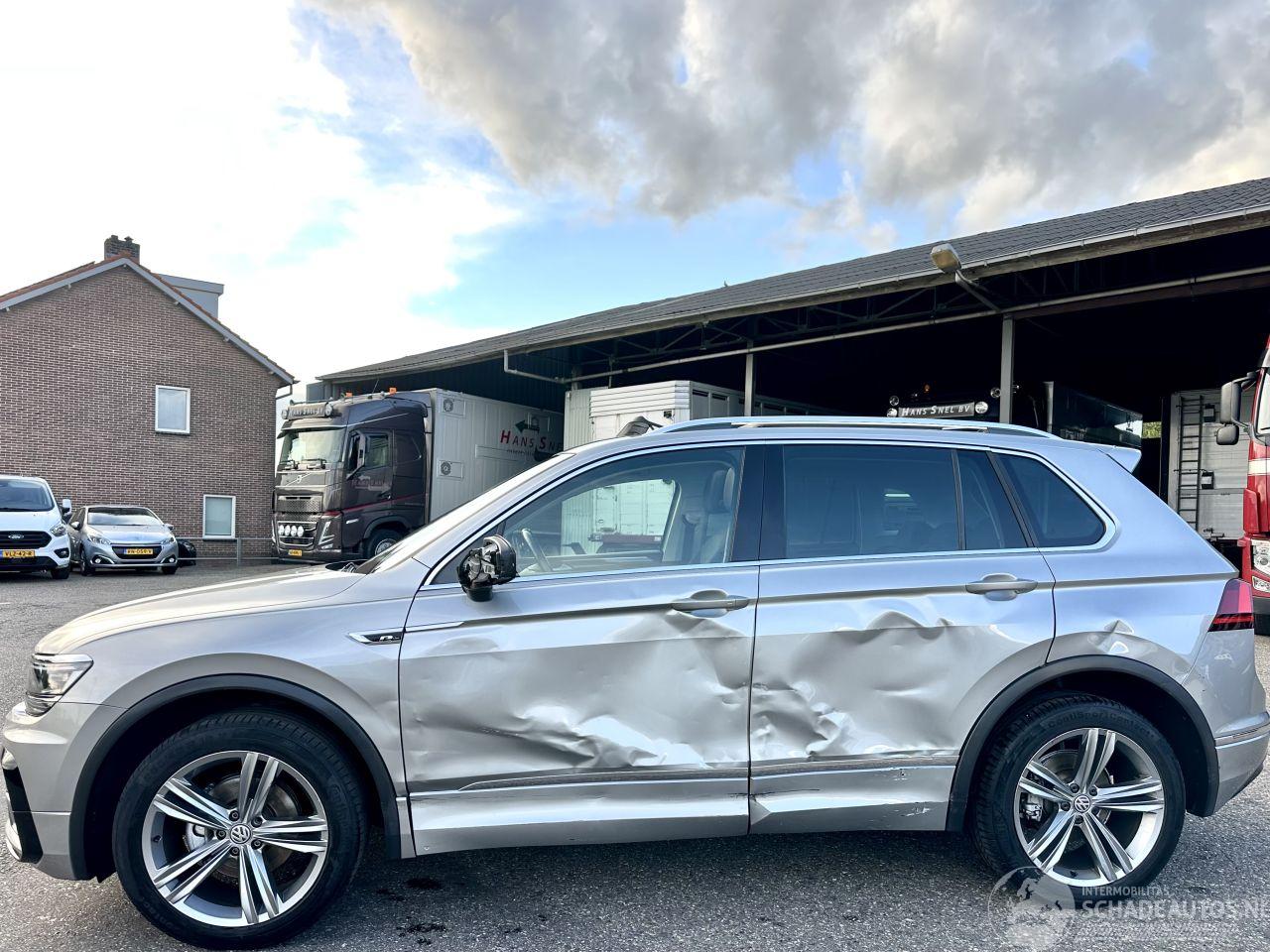 Volkswagen Tiguan 1.4 TSI 150pk aut + f1 R-Line - pano - nap - massage - trekh - front + line assist - dynaudio - virtual