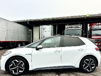 Voiture accidenté Volkswagen ID.3 58kWh 204pk aut First Plus - nap - navi - cam - keyless - 19 inch - stuurverw - front + line assist - sfeerverl 2020/12