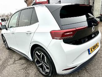 Volkswagen ID.3 58kWh 204pk aut First Plus - nap - navi - cam - keyless - 19 inch - stuurverw - front + line assist - sfeerverl picture 6