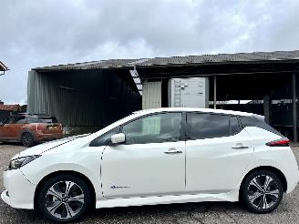 Unfallwagen Nissan Leaf 40kWh 150pk aut n-connecta - 15dkm nap - 1e eig - keyless - 360 cam - navi - stuurverw - stoelverw v+a 2019/4