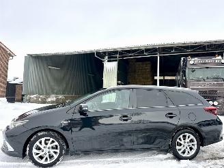 Coche accidentado Toyota Auris Touring Sports 1.8 Hybrid 123pk aut Exe - pano - nap - navi - camera - keyless - front + line + park assist 2017/6