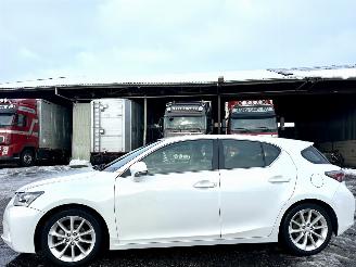 Vaurioauto  passenger cars Lexus Ct 200h Hybrid 123pk aut Luxury Line - nap - nav - leer - camera - memory - xenon - pdc v+a - keyless 2012/1