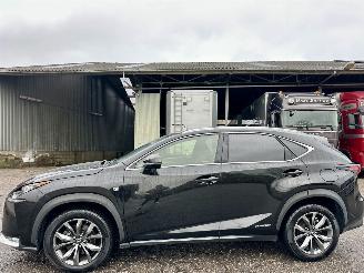 Coche accidentado Lexus NX 300h 2.5 Hybrid aut + f1 AWD F-Sport Line - schuifdak - front + line assist - head up - elektr stuur + klep 2015/11