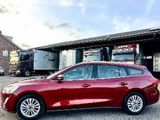 krockskadad bil auto Ford Focus 1.0T EcoBoost 125pk 6-bak Titanium Bus - nap - keyless - front + line assist - trekh - pdc v+a - navi - CarPlay 2019/2