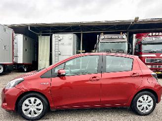 Vaurioauto  passenger cars Toyota Yaris 1.5 Full Hybrid 89pk automaat Aspiration - nap - camera - clima + cruise contr - pdc - afn trek - boekjes + sleutels 2013/3