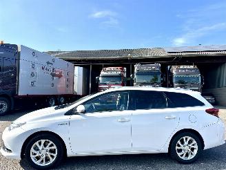 Damaged car Toyota Auris Touring Sports 1.8 Hybrid 123pk aut Lease pro - pano - nap - front + line + park assist - keyless entry + start - stoelverw 2015/12