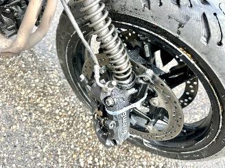 BMW F 900 R XR Triple Black 105pk - 2025 - 8885km - verwarmde handvatten - keyless - alarm - brembo -hoogte verstelling veer picture 15