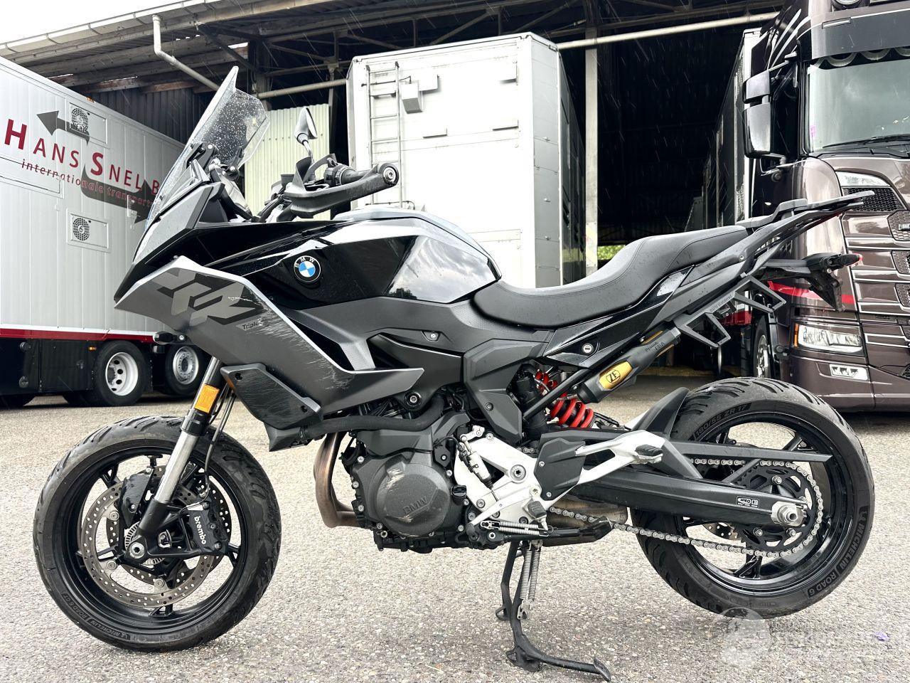BMW F 900 R XR Triple Black 105pk - 2025 - 8885km - verwarmde handvatten - keyless - alarm - brembo -hoogte verstelling veer