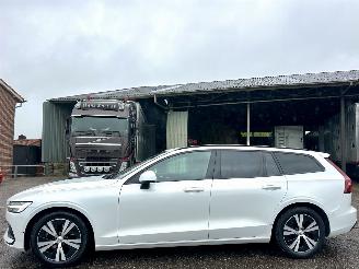 krockskadad bil auto Volvo V-60 2.0 B3 Momentum 2021/1