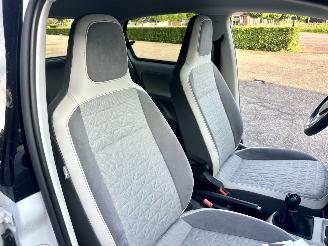 Volkswagen Up! 1.0i 65pk beats 5drs - nap - line assist - clima - cruise - pdc - privacy glass - subwoofer - licht + regensens picture 38