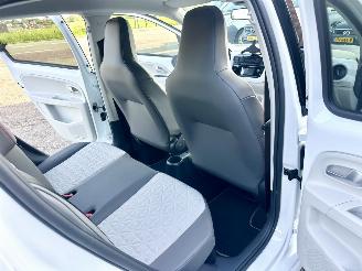 Volkswagen Up! 1.0i 65pk beats 5drs - nap - line assist - clima - cruise - pdc - privacy glass - subwoofer - licht + regensens picture 57