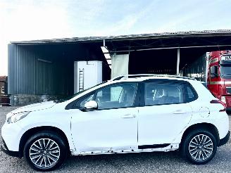 Schadeauto Peugeot 2008 1.2T 110pk PureTech Active - 96dkm nap - 1e eig - navi - clima - cruise - pdc v+a - volledig rijdbaar 2018/8