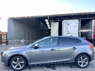 Schadeauto Volvo V-40 1.6 D2 114pk 6-bak Momentum - navi - camera - velgen - sfeerverl - getint glas - pdc - rijdbaar 2013/6