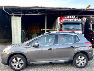 skadebil auto Peugeot 2008 1.2 PureTech 82pk aut + f1 Allure - 33dkm nap - 1e eig - navi - pdc v+a - lmv - clima + cruise 2015/5
