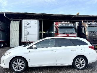 Schadeauto Toyota Auris Touring Sports 1.8 Hybrid aut 123pk L.Pro Exe - nap - pano - xenon - navi - camera - keyless - bearlock - pdc v+a 2013/7