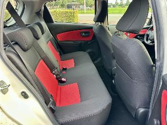 Toyota Yaris 1.3 VVT-i 99pk aut + f1 Dynamic - 48dkm nap - 1e eig - navi - cam - pdc v+a - airco - cruise - parelmoer picture 53