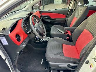 Toyota Yaris 1.3 VVT-i 99pk aut + f1 Dynamic - 48dkm nap - 1e eig - navi - cam - pdc v+a - airco - cruise - parelmoer picture 46