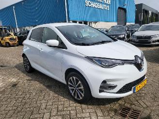 damaged passenger cars Renault Zoé incl accu INTENSE  51 KW met CCS lader  8000 km GEEN SCHADE technisch probleem 2020/6