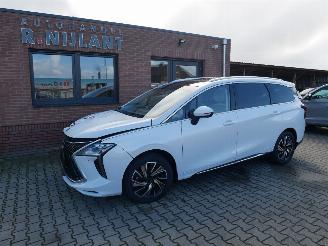 Damaged car DFSK  FORTHING U TOUR PANORAMADAK LEER LED 7 PERSOONS 2023/10