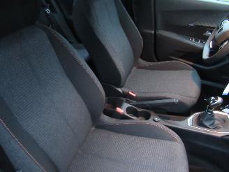 Peugeot 2008 1.2 PureTech Style 6.835km!! Climat Parktronic Tempomat Navi-VoorBereid Android/Apple Carplay picture 17
