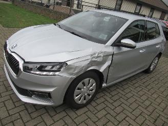 Skoda Fabia 1.0B Ambition 33.800km!!  Start&Stop Climatronic StoelVerwarming Keyless-Go  CruiseControl  Parktronic.... picture 4