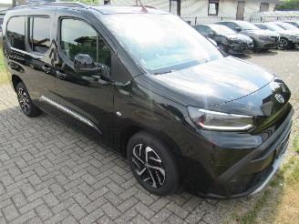 damaged passenger cars Toyota ProAce Proace City 1.5D 130pk AUT. Lang 7-Zits Climatronic Navi Camera Stoel/StuurVerwarming Keyless-Go 2024/12