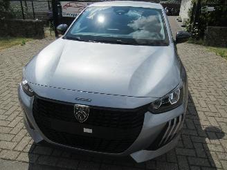 Damaged car Peugeot 208 1.2 Hybrid AUT. Airco CruiseControl Parktronic Navigatie-Android/Carplay 2026/2