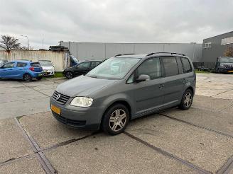krockskadad bil auto Volkswagen Touran 1.6 16v FSI Athene 7 persoons 2004/4