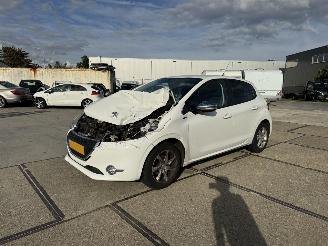 Vaurioauto  passenger cars Peugeot 208 1.2 pure tech Style 2015/1