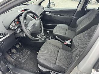 Peugeot 207 1.4 VTI Urban Move picture 5