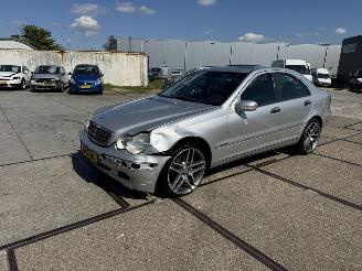 uszkodzony samochody osobowe Mercedes C-klasse 200 K Avantgarde 2000/8