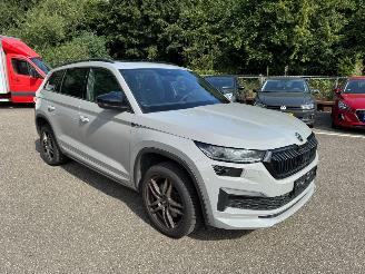 Schadeauto Skoda Kodiaq Sportline 2.0  4x4 WD 190pk Pano led kuipstoelen Leder 2022/2